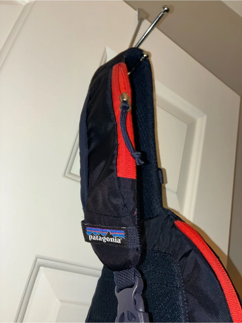 Patagonia Atom Sling 8L crossbody pack in a navy blue